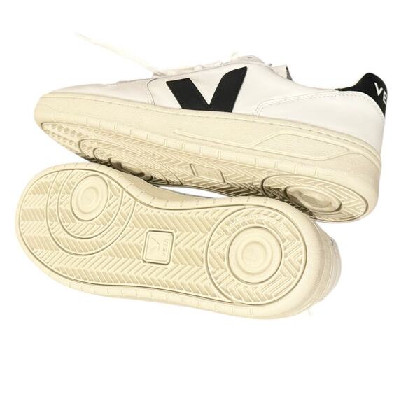 Veja Men\'s V-90 Leather Athletic Sneaker Comfort White Size 9 NWOB Flawed